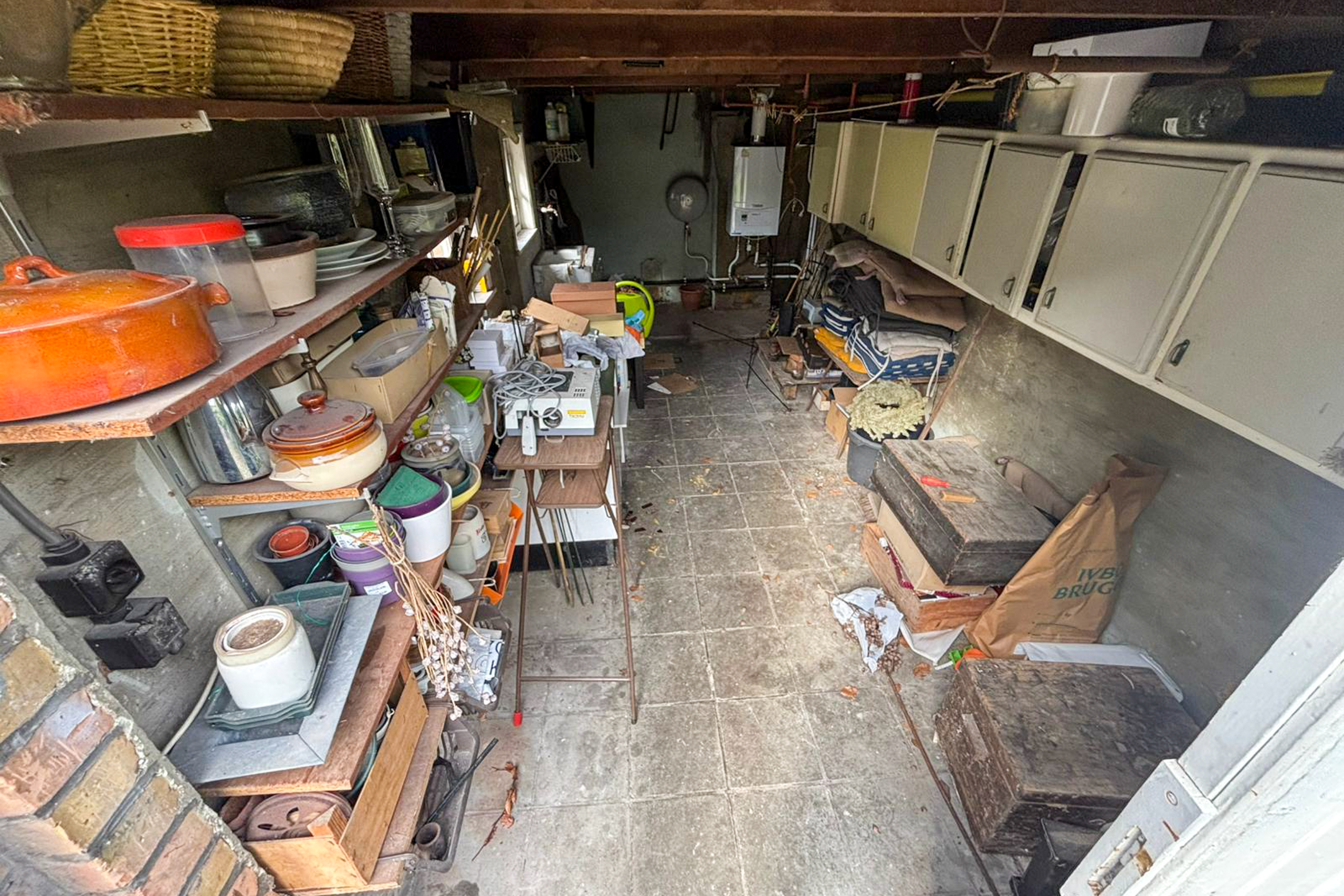 TotalCleanup-Afbeeldingen-Realisaties-AnneV-TotaleLeeghaling-Huis-Garage-SintAndries-Garage-1-Voor