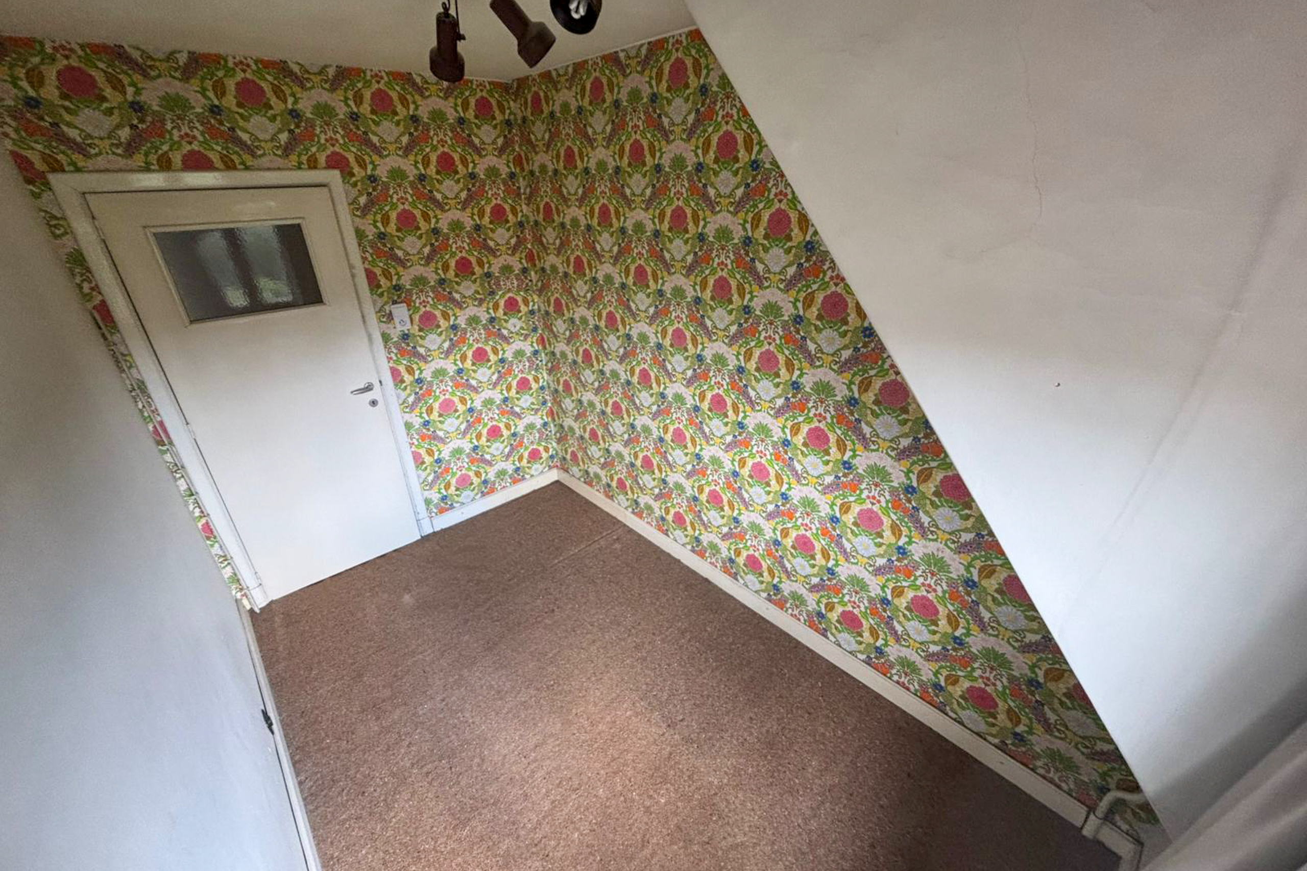 TotalCleanup-Afbeeldingen-Realisaties-AnneV-TotaleLeeghaling-Huis-Garage-SintAndries-Slaapkamer-1-Na