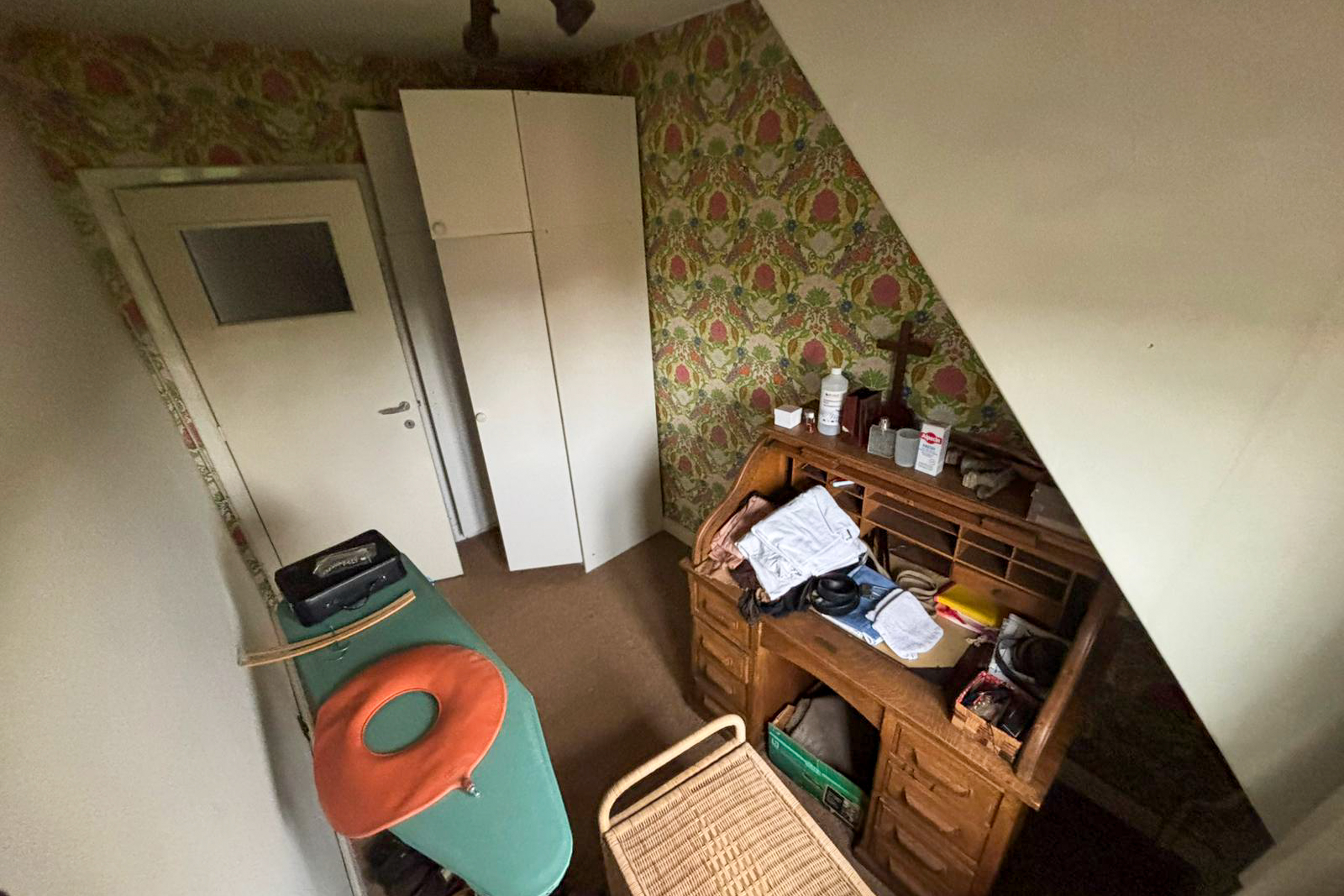 TotalCleanup-Afbeeldingen-Realisaties-AnneV-TotaleLeeghaling-Huis-Garage-SintAndries-Slaapkamer-1-Voor