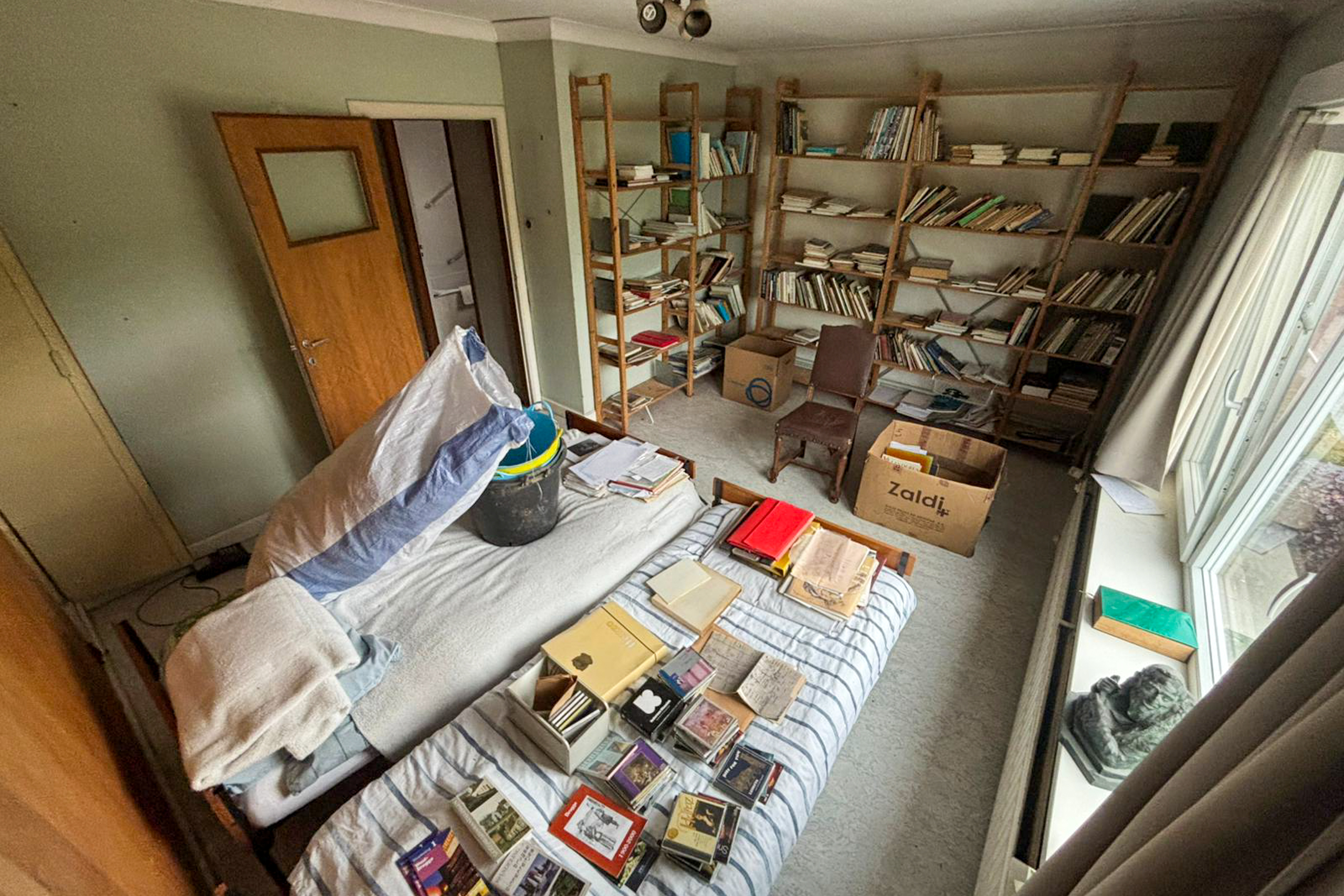 TotalCleanup-Afbeeldingen-Realisaties-AnneV-TotaleLeeghaling-Huis-Garage-SintAndries-Slaapkamer-2-Voor