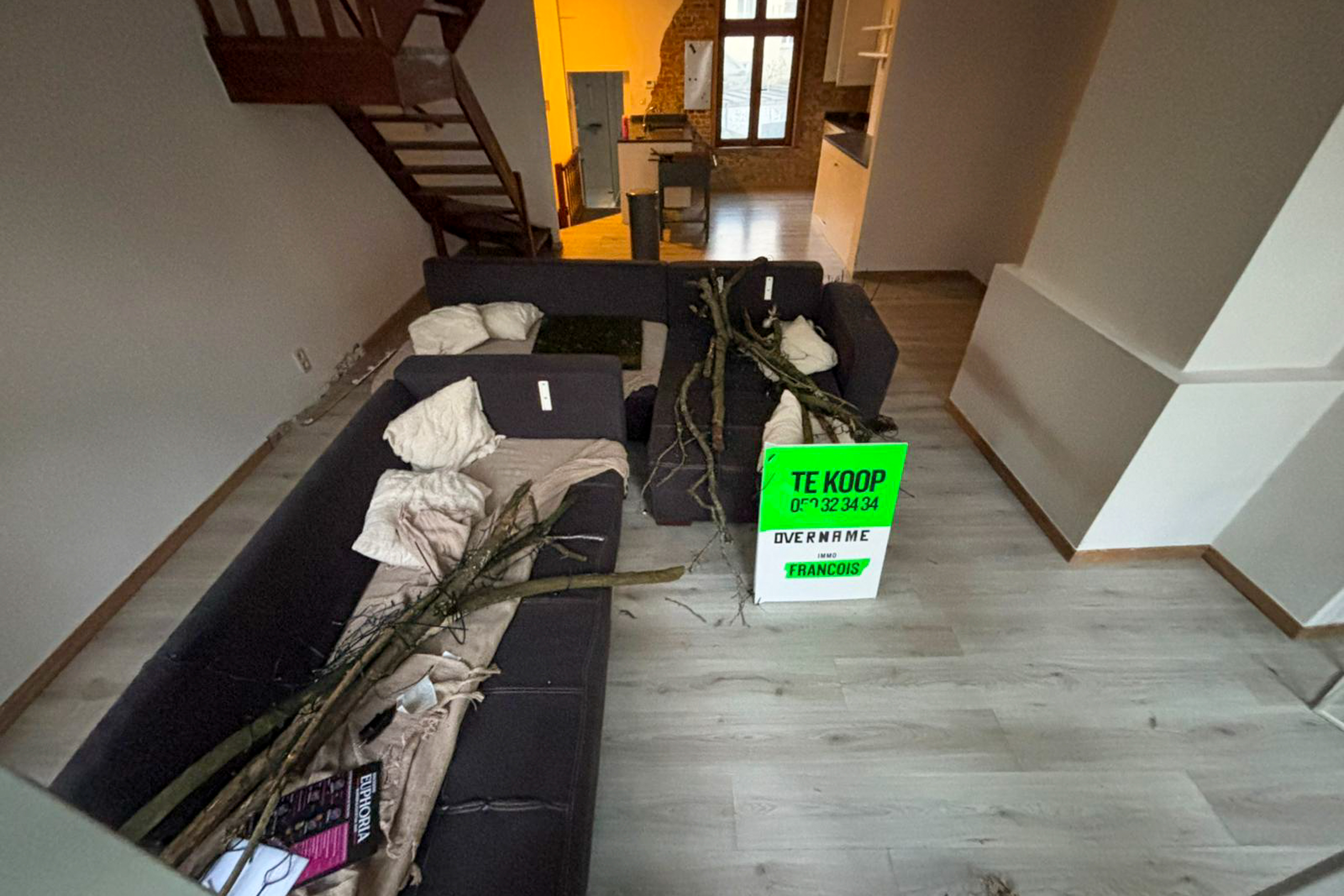 TotalCleanup-Afbeeldingen-Realisaties-LaraC-TotaleLeeghaling-Huis-Brugge-Woonkamer-1-Voor