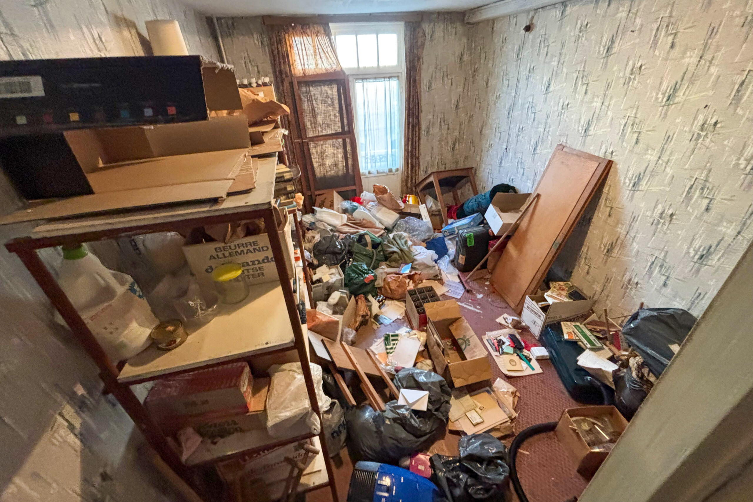 TotalCleanup-Afbeeldingen-Realisaties-TomD-TotaleLeeghaling-Huis-Blankenberge-Slaapkamer-1-Voor