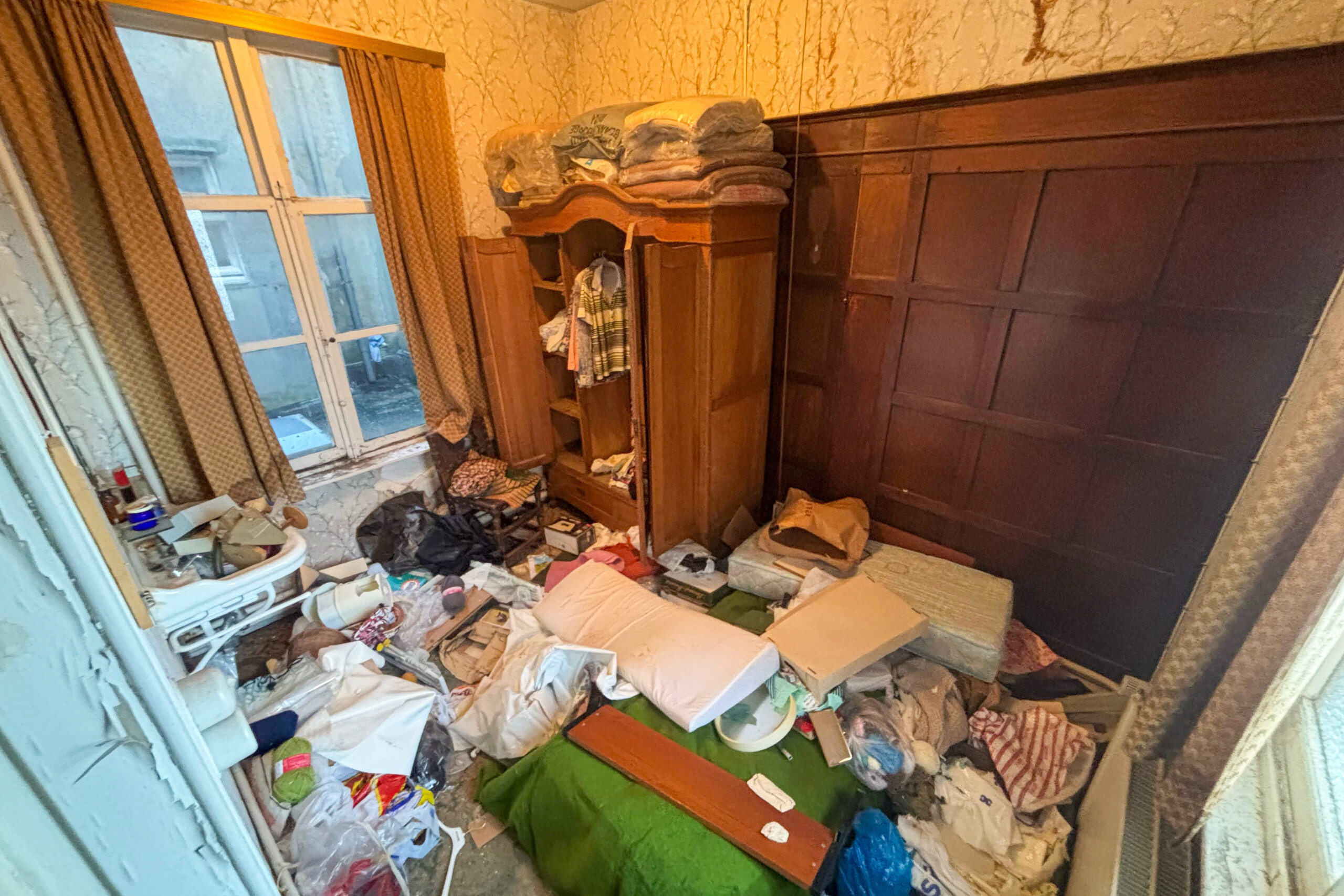 TotalCleanup-Afbeeldingen-Realisaties-TomD-TotaleLeeghaling-Huis-Blankenberge-Slaapkamer-2-Voor