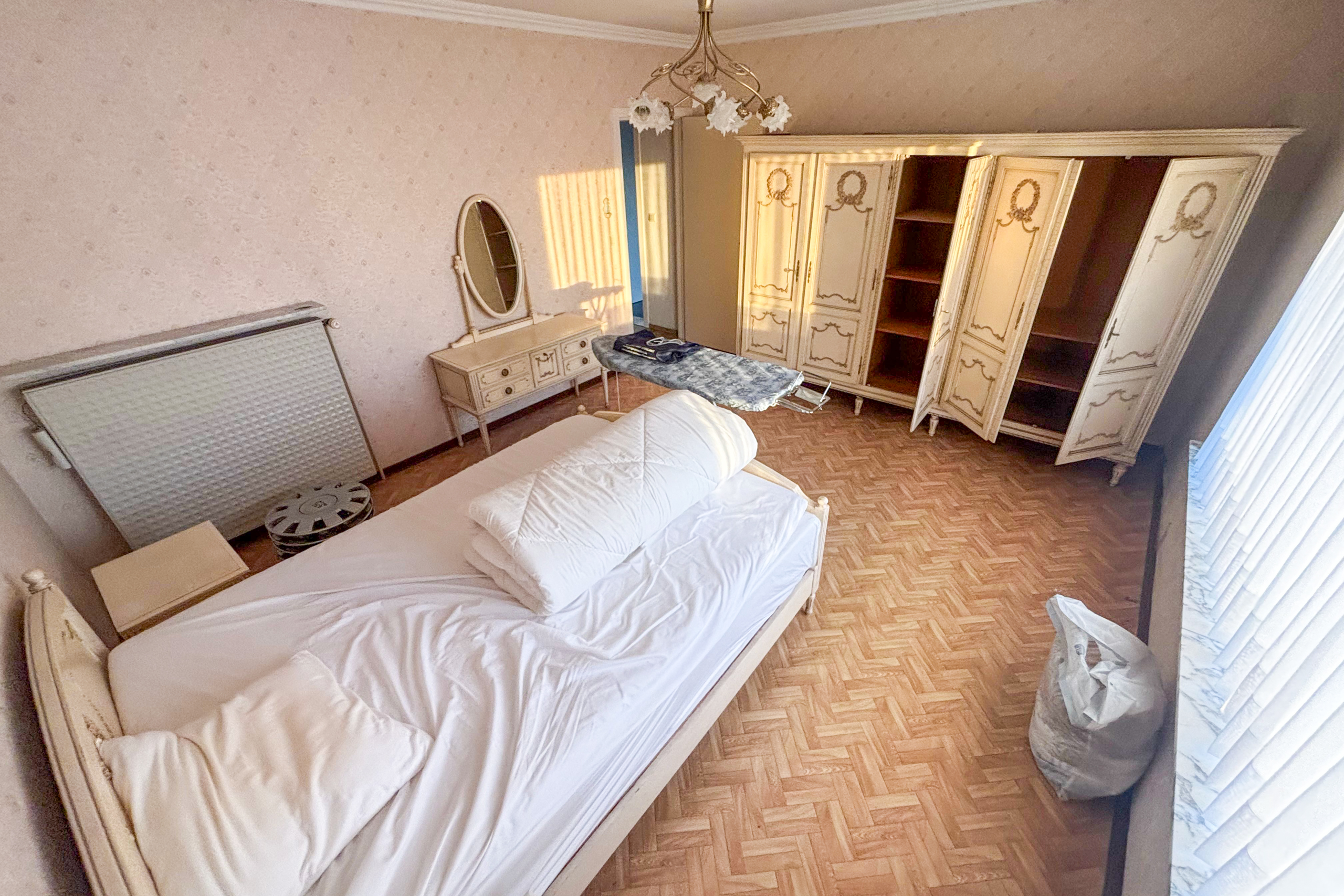 TotalCleanup-Afbeeldingen-Realisaties-MarnixD-TotaleLeeghaling-Woning-Zedelgem-Slaapkamer-1-Voor