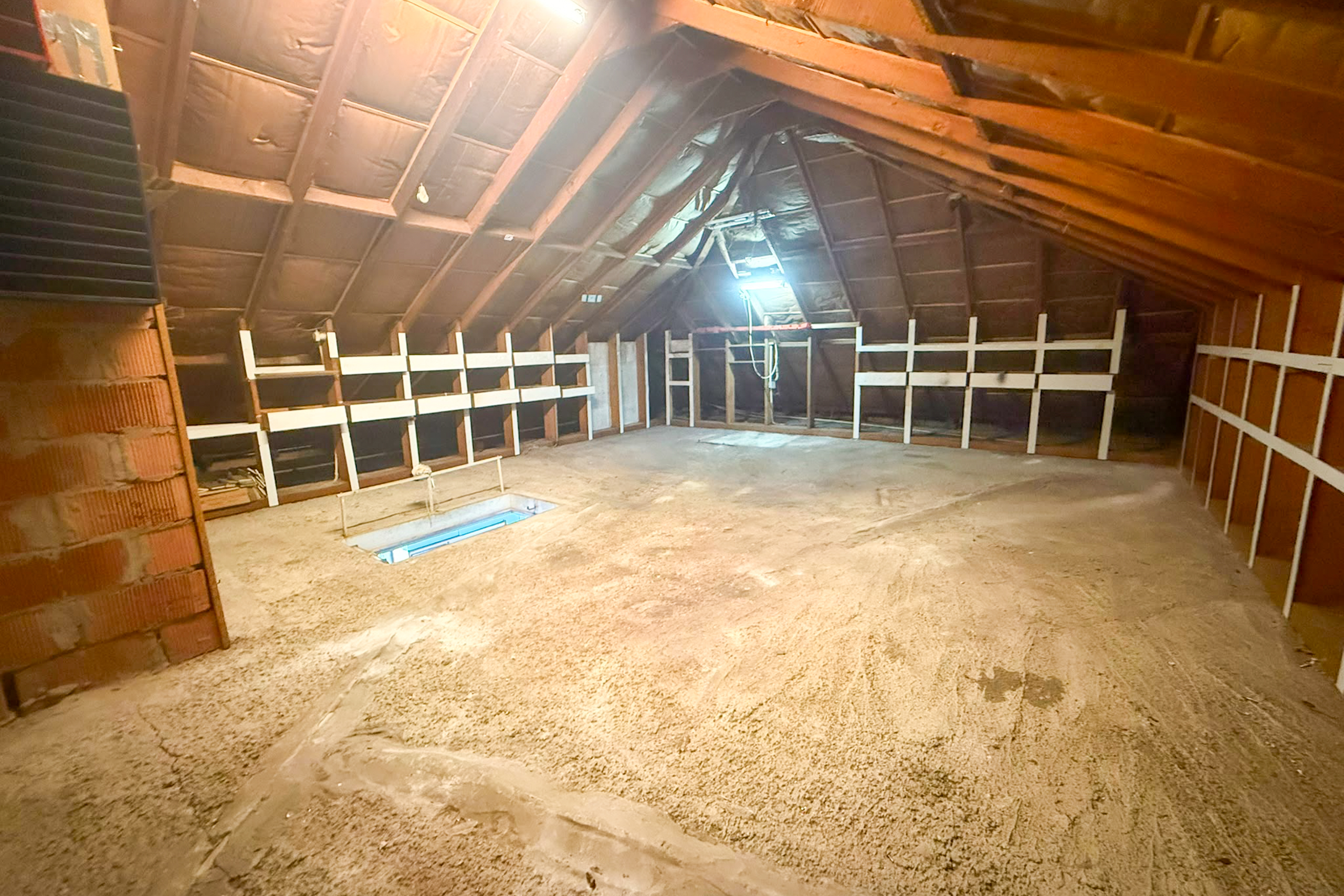 TotalCleanup-Afbeeldingen-Realisaties-MarnixD-TotaleLeeghaling-Woning-Zedelgem-Zolderverdieping-2-Na