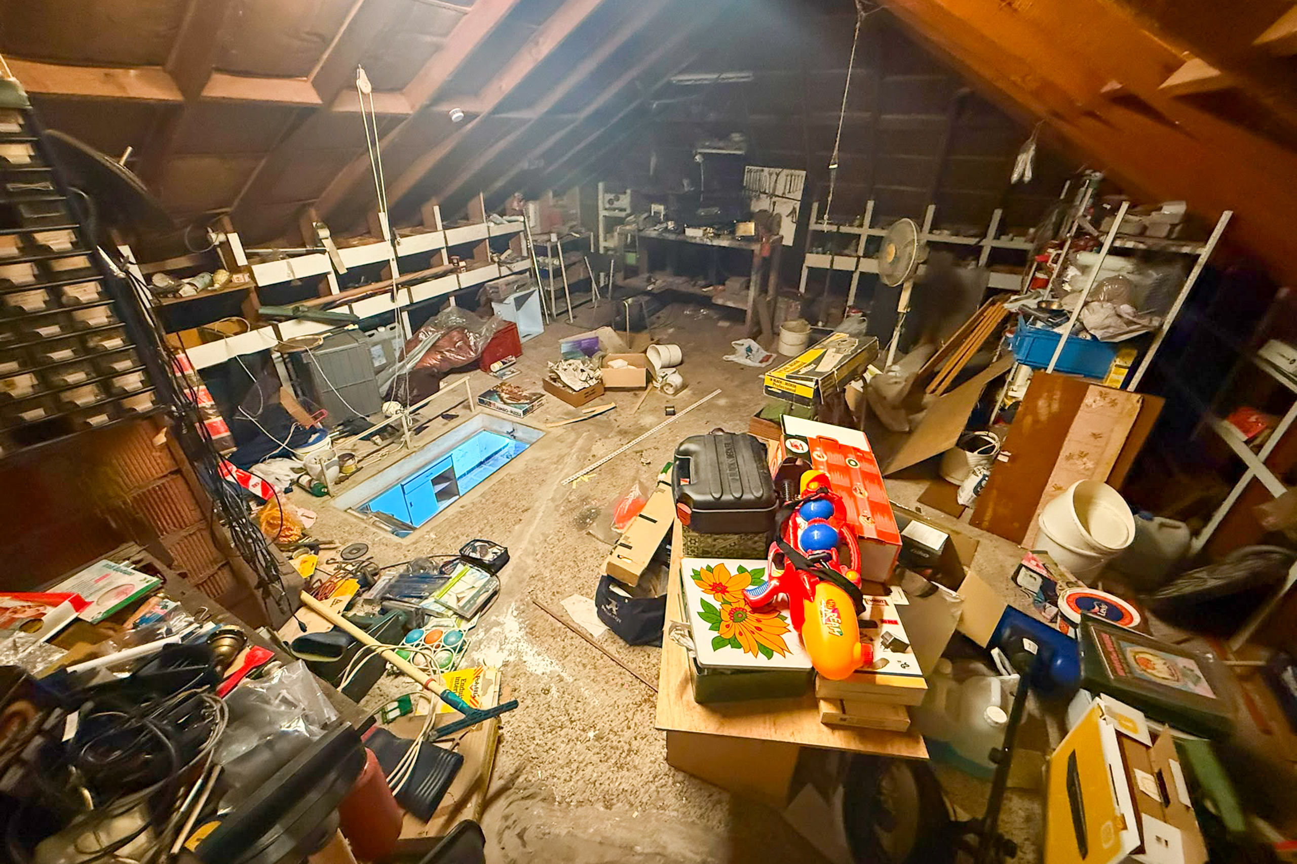 TotalCleanup-Afbeeldingen-Realisaties-MarnixD-TotaleLeeghaling-Woning-Zedelgem-Zolderverdieping-2-Voor
