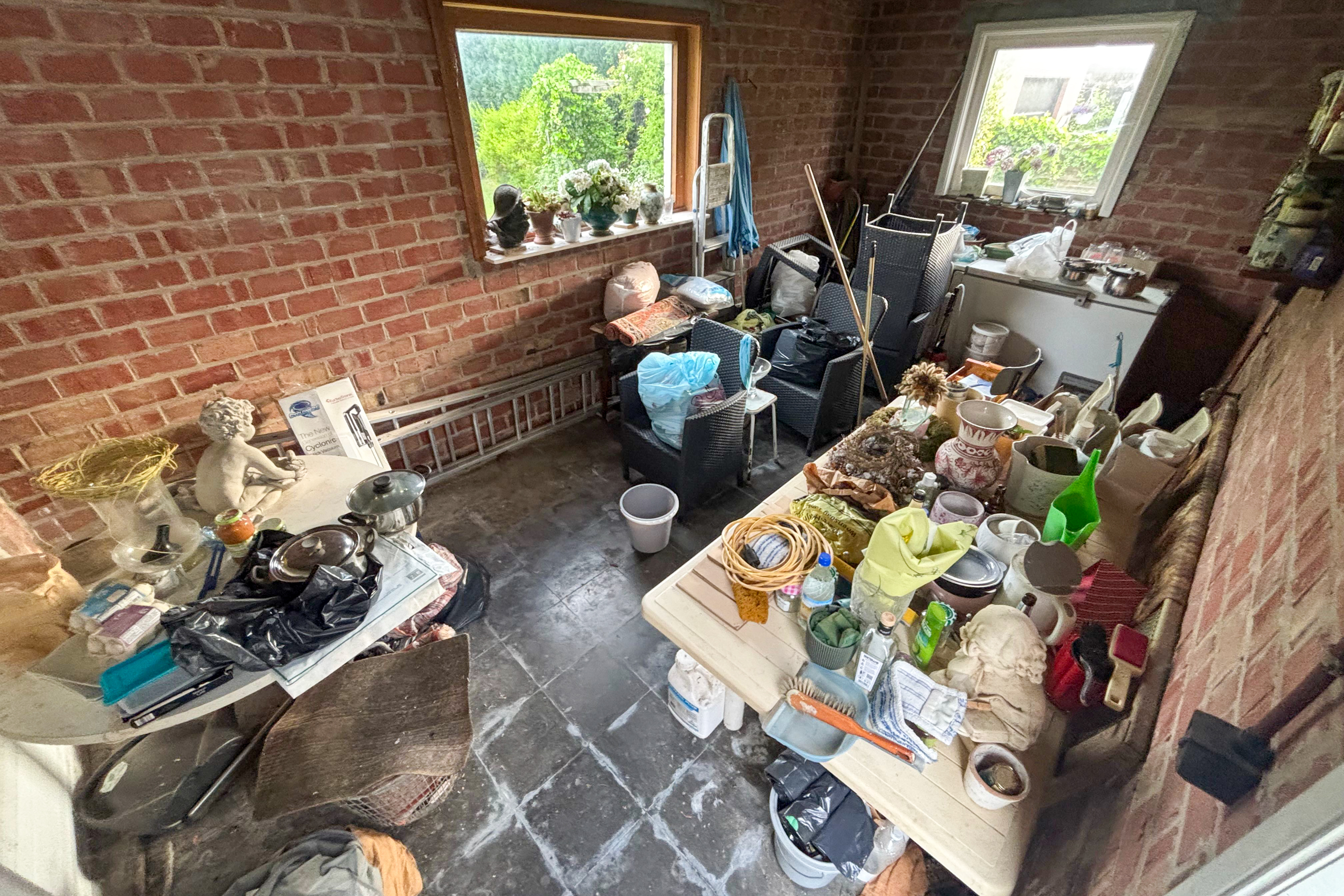 TotalCleanup-Afbeeldingen-Realisaties-RitaP-TotaleLeeghaling-Woning-Avelgem-Garage-1-Voor