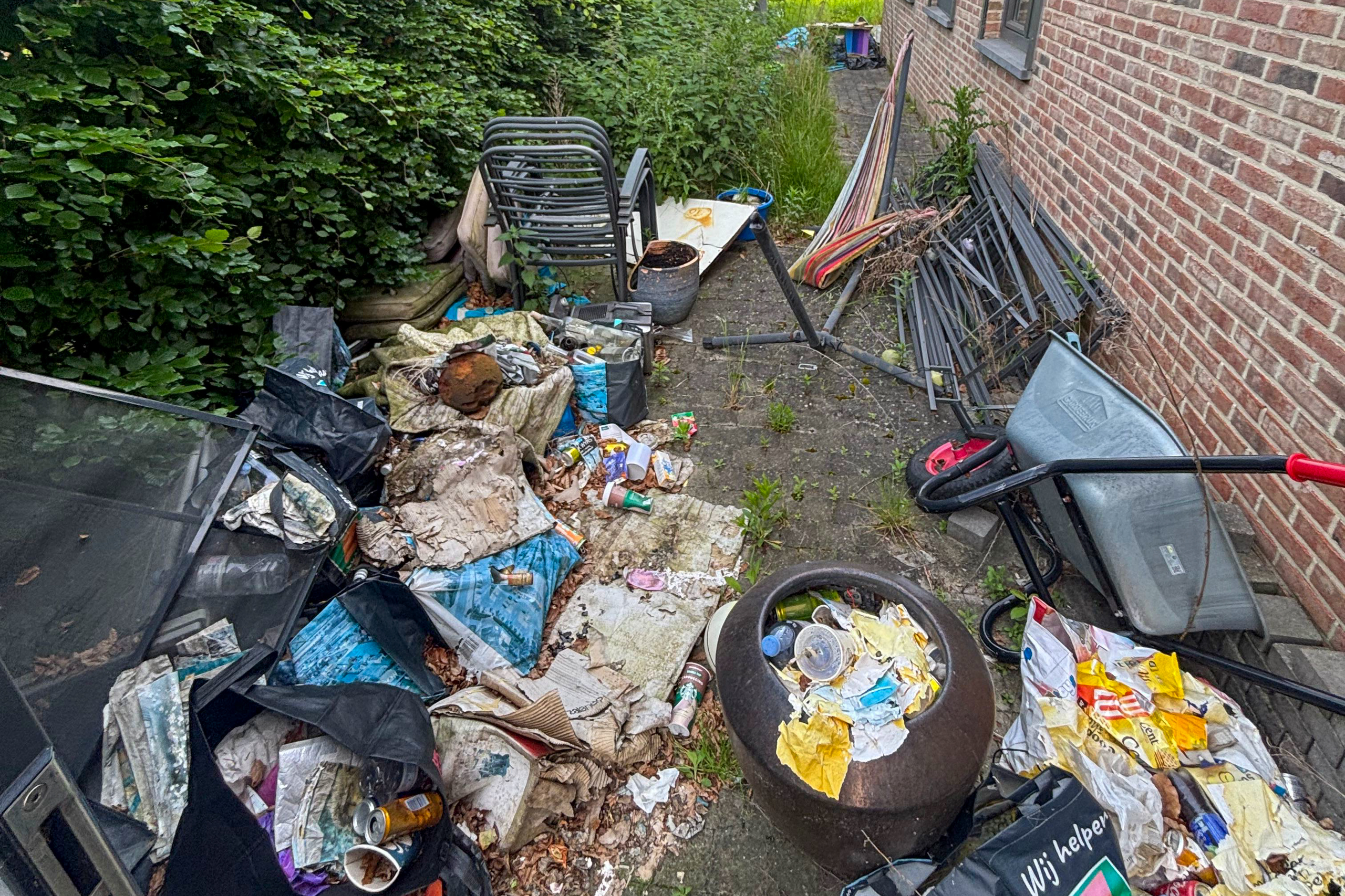 TotalCleanup-Afbeeldingen-Realisaties-SofieL-Tuinopruiming-Tuin-Oostende-Tuin-1-Voor